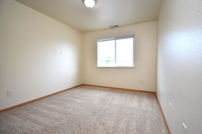 Building Photo - Townhouse Style 3 Bedroom 1.5 bathroom apartment in central Bozeman.  Great Central Location.