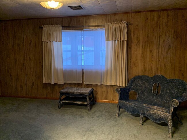 Building Photo - Multi-level 3-bedroom, 1-bath single-family home