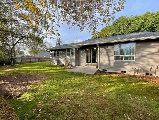 Building Photo - ***PENDING APPLICATION***Lovely 2 Bedroom Home with Den