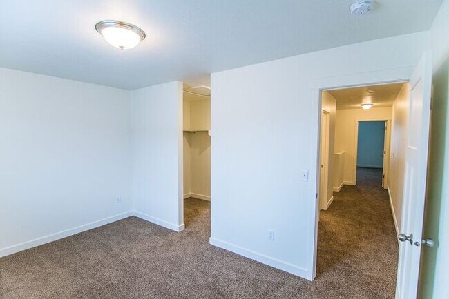 Building Photo - THE LOCHS! Gorgeous Townhome First Month Free