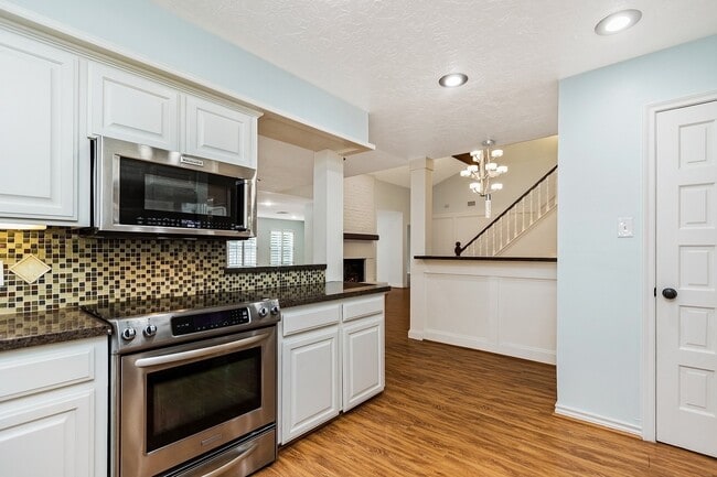 Building Photo - 5511 Greentree Dr