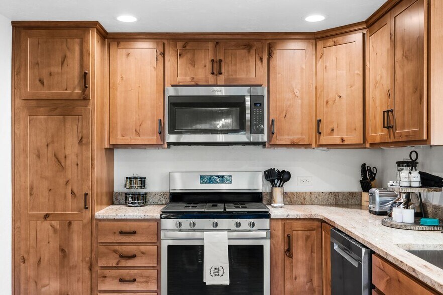 Building Photo - 570 2nd St