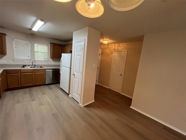 Building Photo - 513 Crater Lake Dr