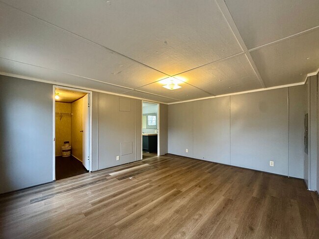 Building Photo - 3/2 Split Floor Plan!