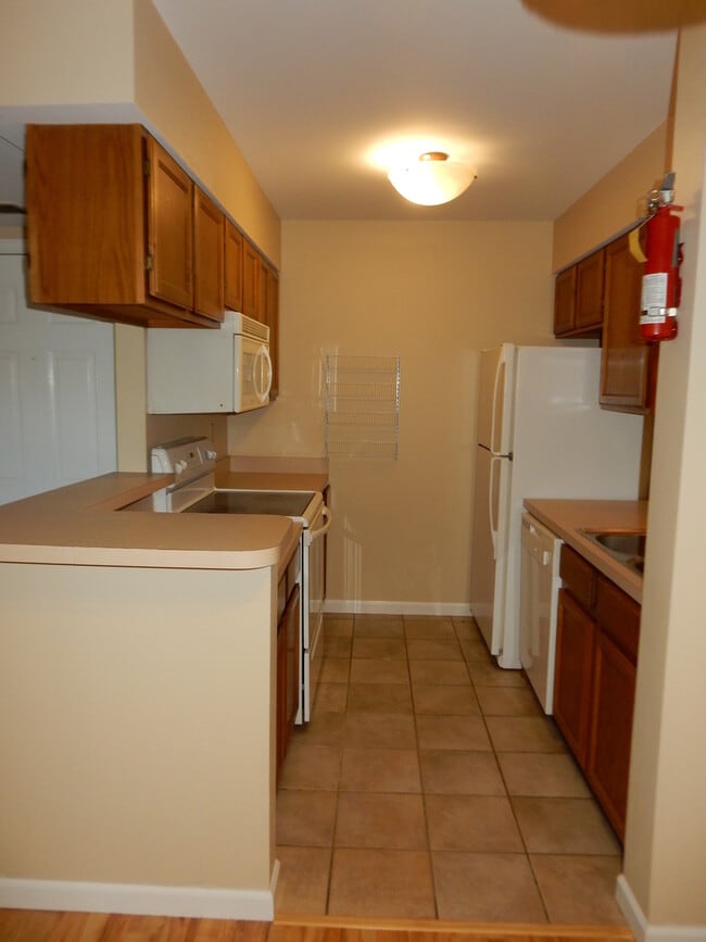 Building Photo - Charming 2 bed/ 2 bath condominium located in Gunbarrel's Hunter Creek. Next to beautiful park!