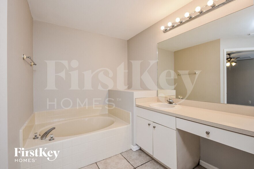 Building Photo - 120 SE 46th St