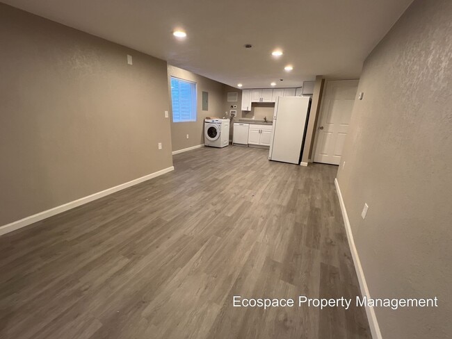 Building Photo - 3 Bed 1 Bath in Denver's Elyria Swansea Ne...