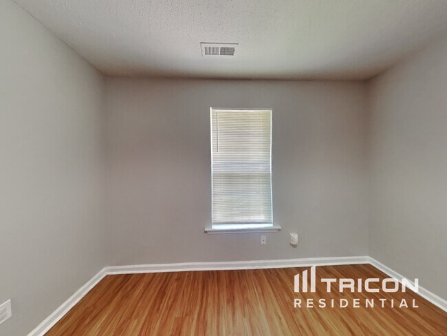 Building Photo - 1802 Bellwick Dr