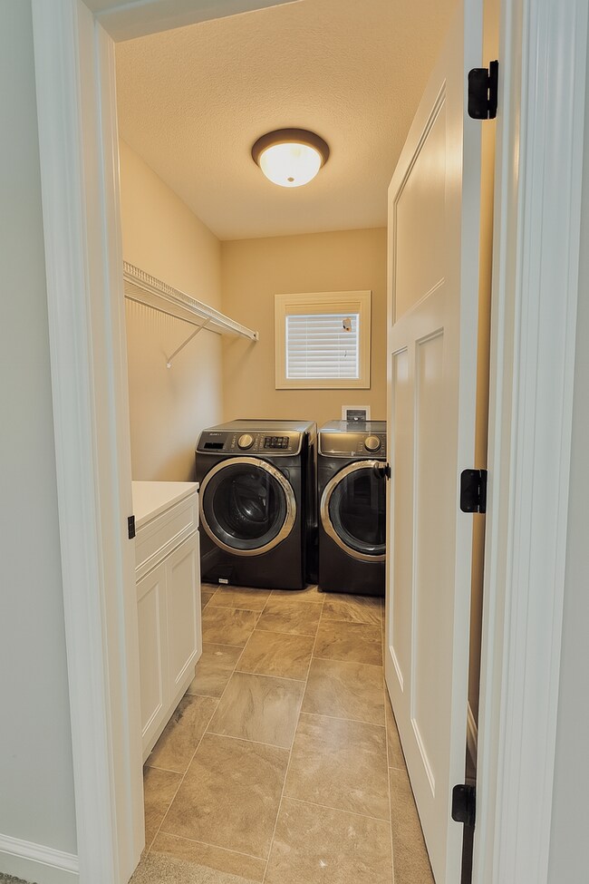 Building Photo - Beautifully Spacious 4bed 3.5bath Home, in...
