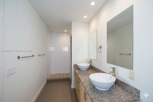 Building Photo - 2780 SW 33rd Ave