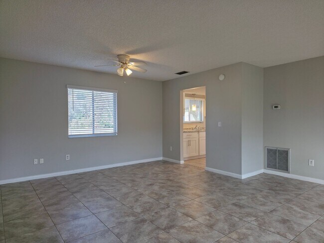 Building Photo - Freshly Updated 2/1 House with Garage in Deltona!