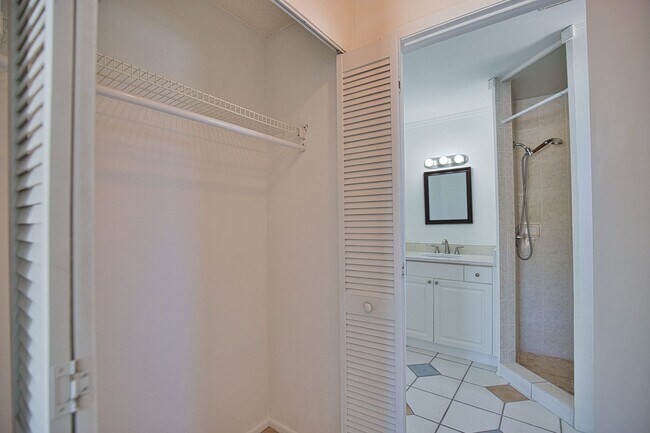 Building Photo - Annual Unfurnished 2 Bedrooms 2 Bathrooms Pool Home Located in South Venice!