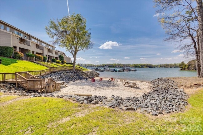 Building Photo - 13822 Queens Harbor Rd