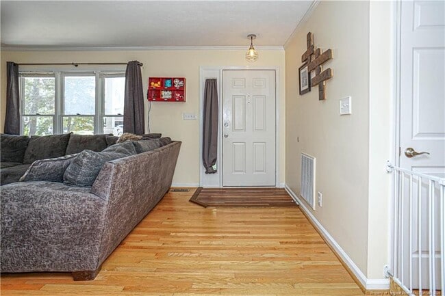 Building Photo - 184 E 12 Oaks Rd