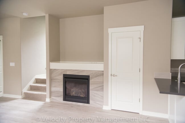 Building Photo - Half off First Months Rent!!Beautiful Home in SW Redmond!