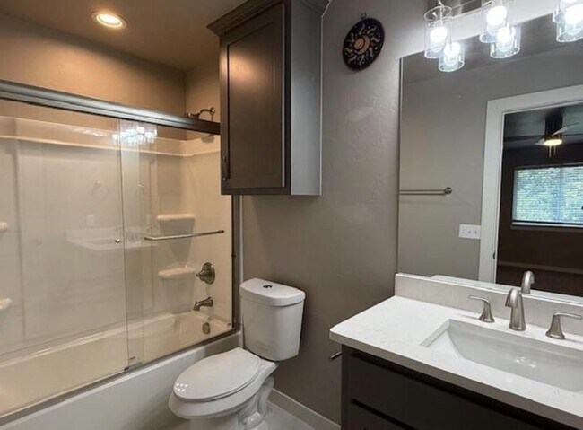 Building Photo - 604 Abadan Dr