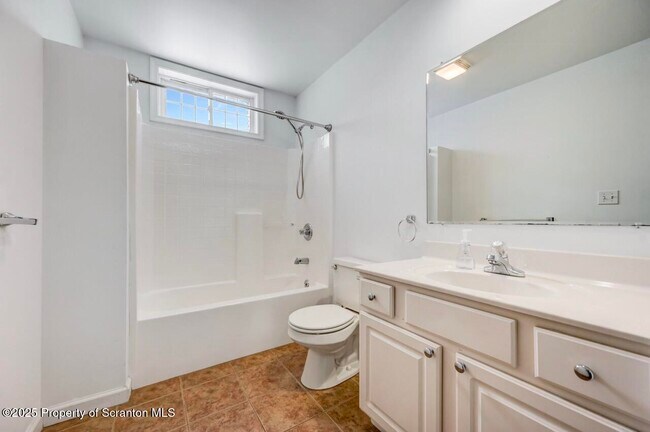 Building Photo - 28 Robin Ln