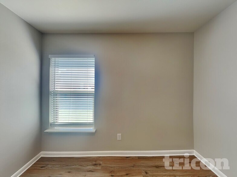 Building Photo - 108 Saloon Cv E