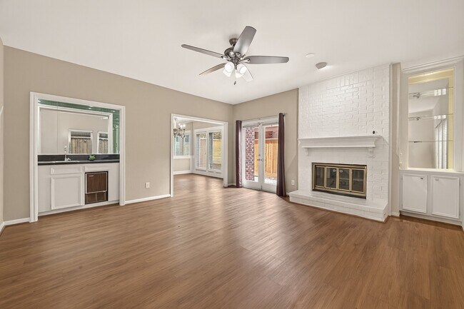 Building Photo - 2413 Potomac Dr