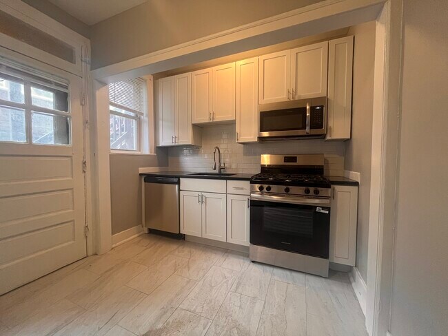 Building Photo - 1624 W Sherwin Ave