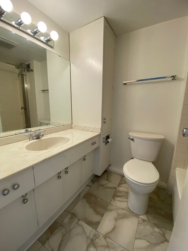 Building Photo - Light and Bright 1 bedroom 1 bath condo first hill