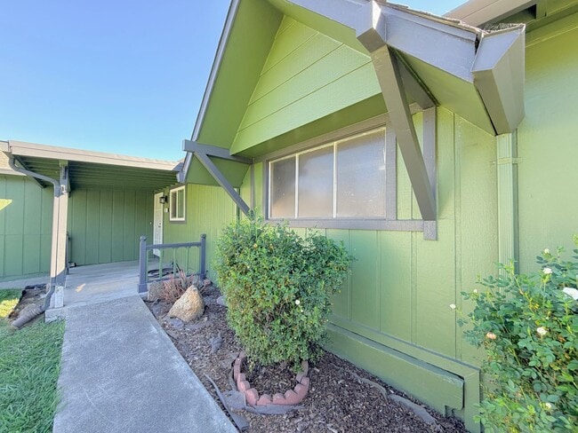 Building Photo - Newly Refreshed 3BD/2BA Home with Spacious Living Areas