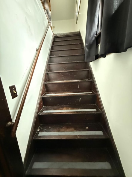 Building Photo - 846 Roscoe Ave