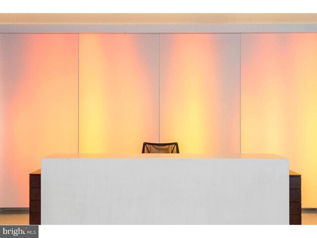 Building Photo - 2000-24-1924 Arch St