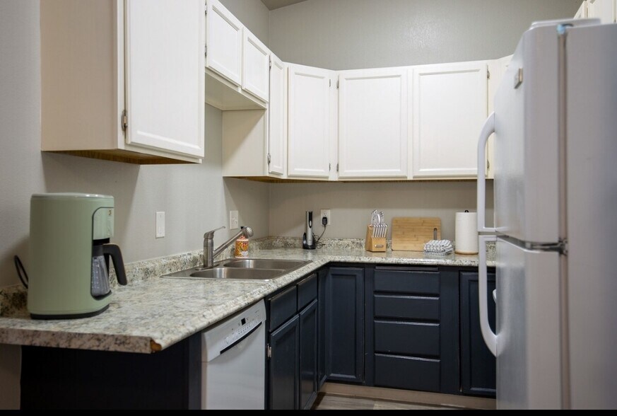 Spacious kitchen with your main needs at hand - 625 E 22nd Ave