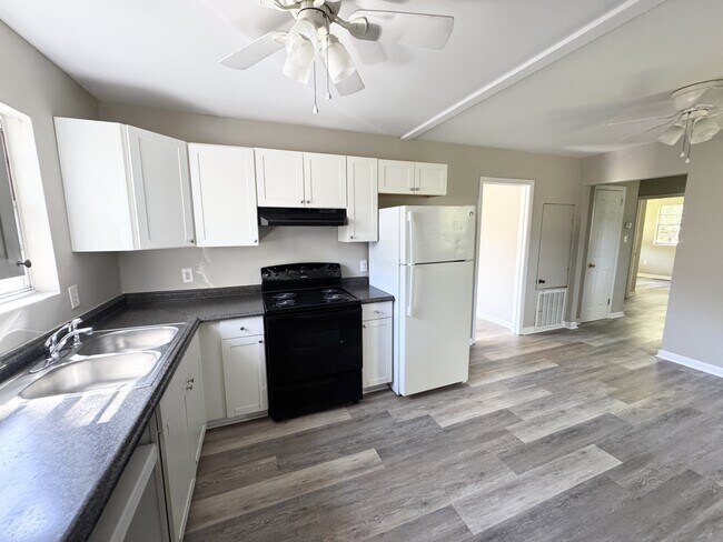 Building Photo - 106 National Ave