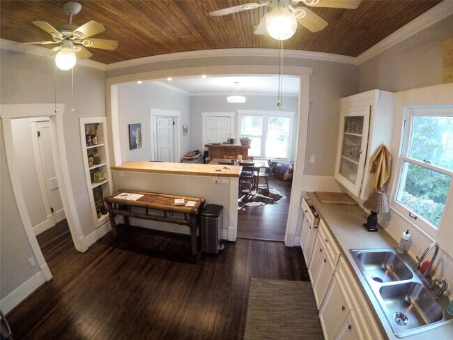 Building Photo - 210 Tabor St