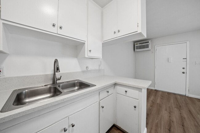 Building Photo - 2 bed 1 Bath Available Now
