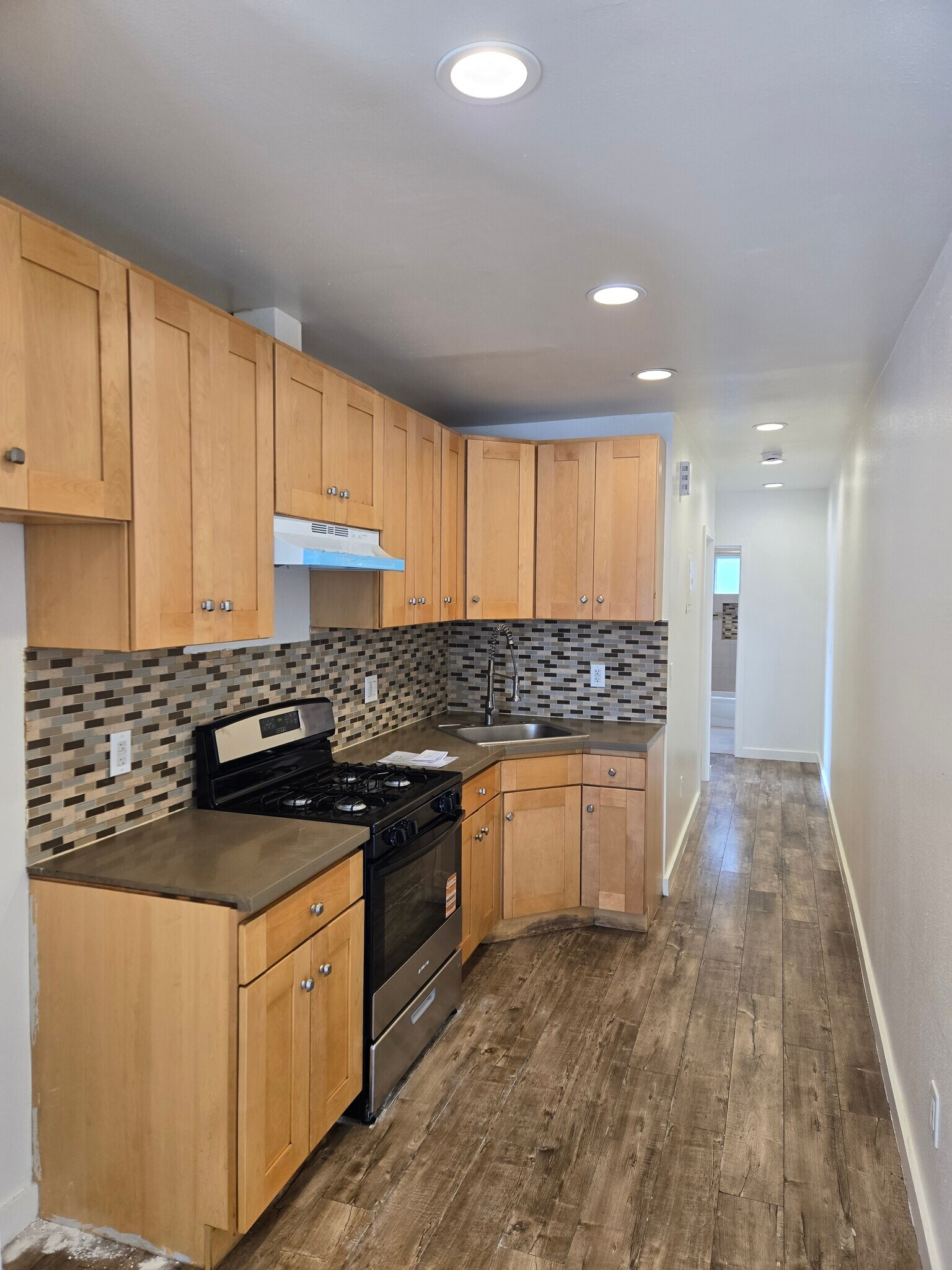 Building Photo - 5700 S Van Ness Ave