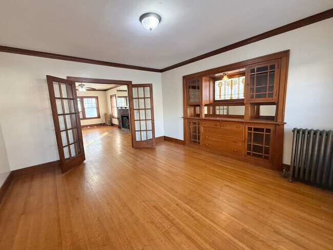 Building Photo - Massive 4 Bedroom, 2 Bath Brick Home