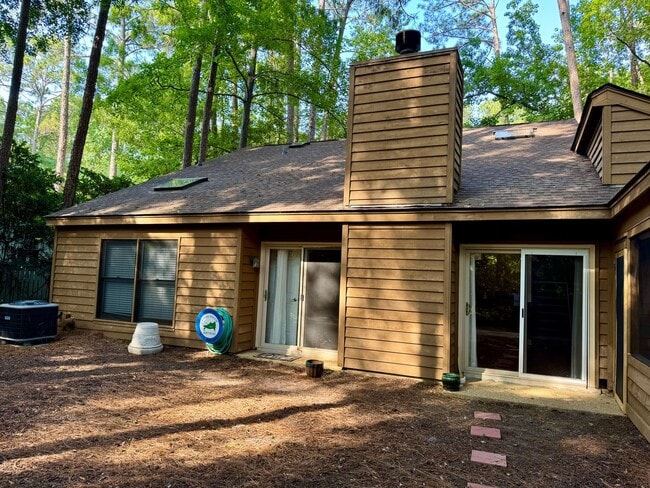 Building Photo - Classic Three Bedroom Home in Hilton Head ...