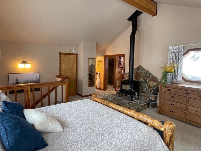 Building Photo - Beautiful furnished house in Stateline available now!