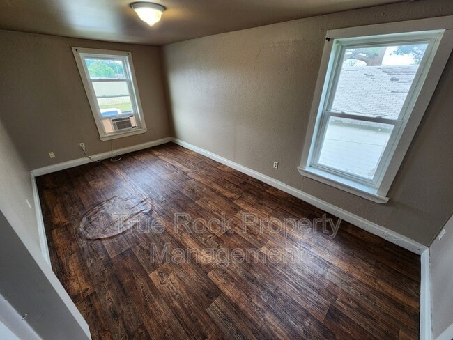 Building Photo - 204 1/2 E 2nd