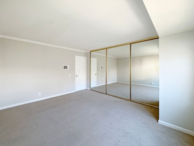 Building Photo - Beautiful 1B/1BA Condo Located in La Jolla!