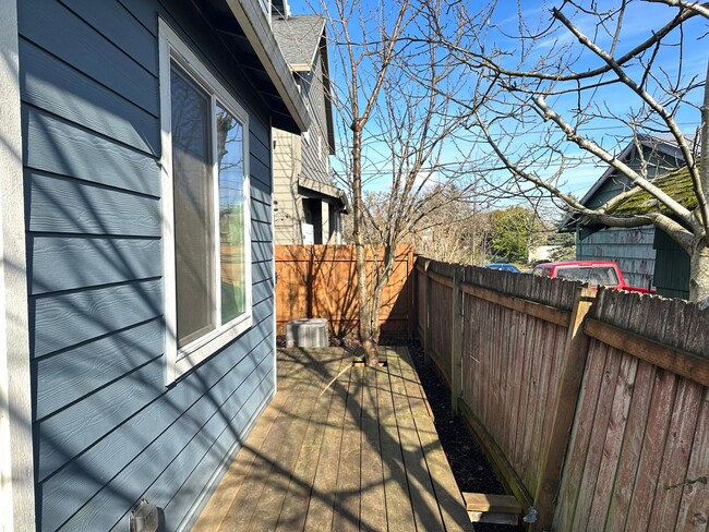 Building Photo - Super Cute 3 Bedroom with Bonus/Office in SE Portland Home!