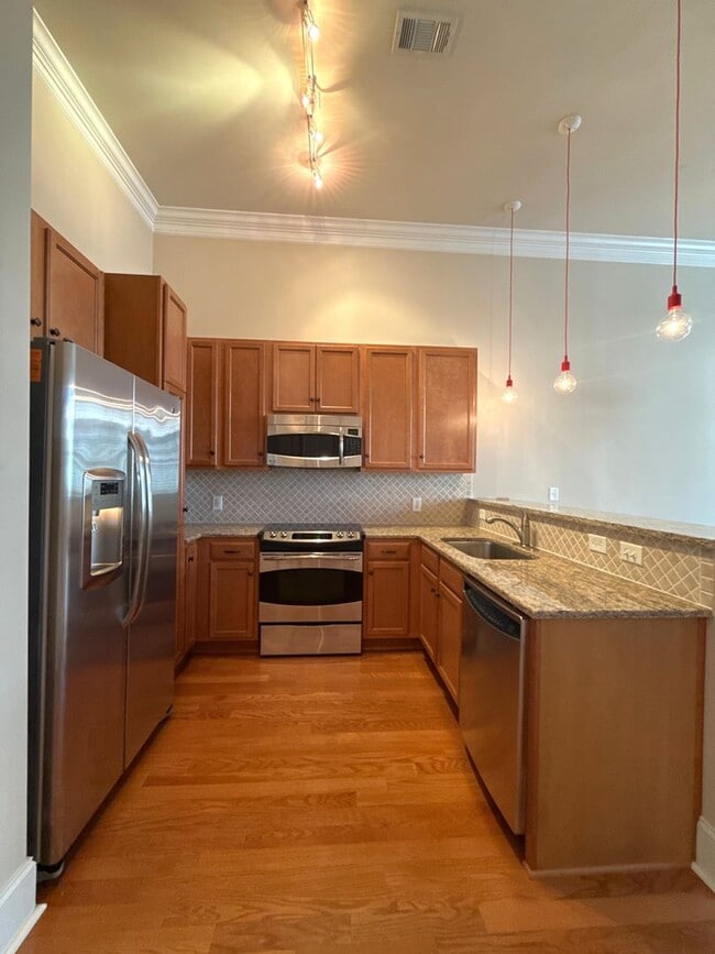 Building Photo - Lovely Condo in Tranquil Court