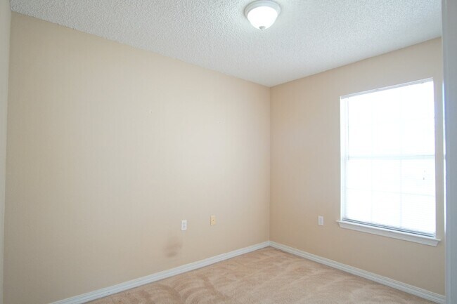 Building Photo - 2BR/1BA Home in Silverthorn – Close to Sho...