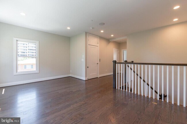 Building Photo - 1527 16th Rd N