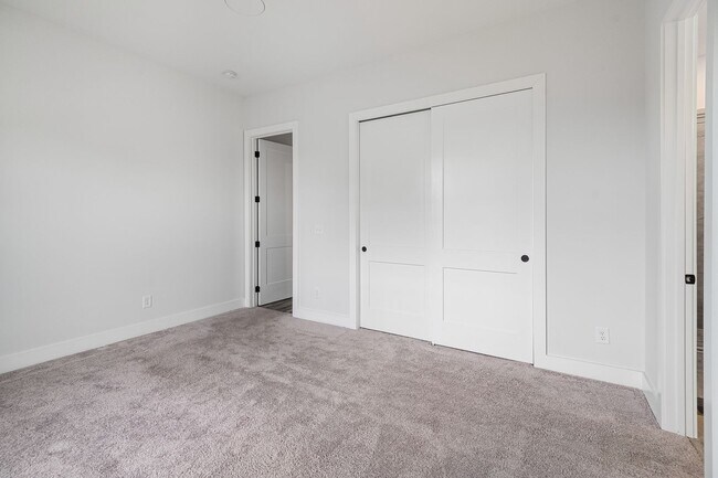 Building Photo - 805 Regimental Dr