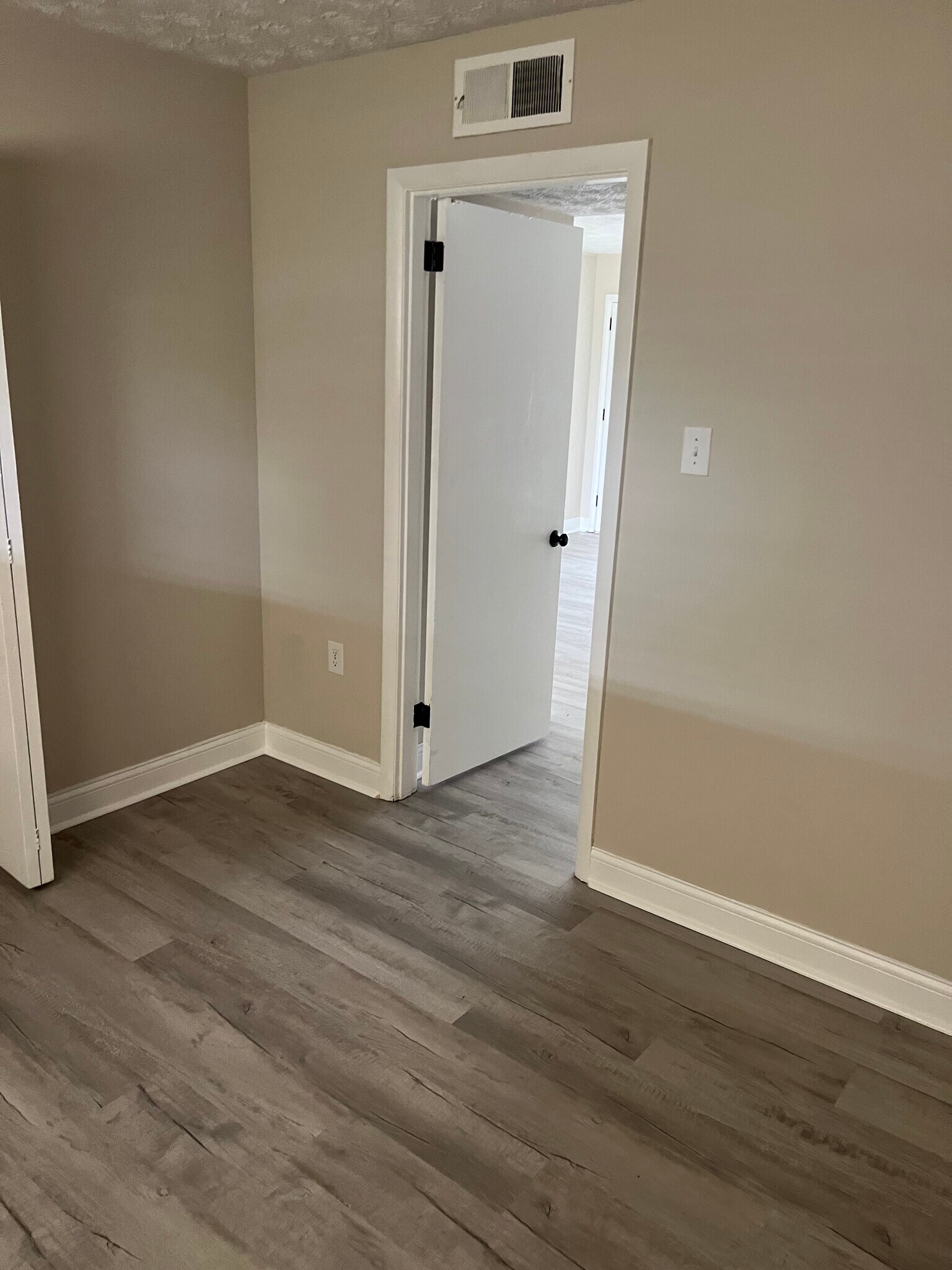 Building Photo - 200 Thistlewood Ave
