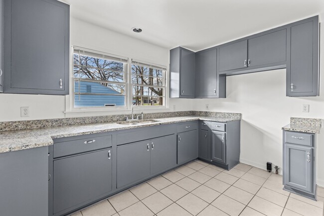 Building Photo - Beautifully Renovated 3 Bedroom 2 Bath Hom...