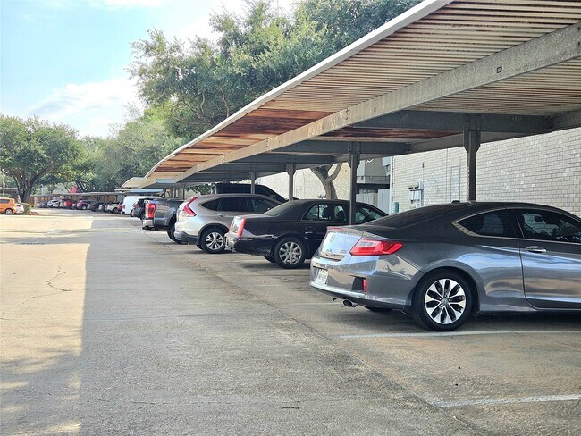 Building Photo - 9700 Leawood Blvd