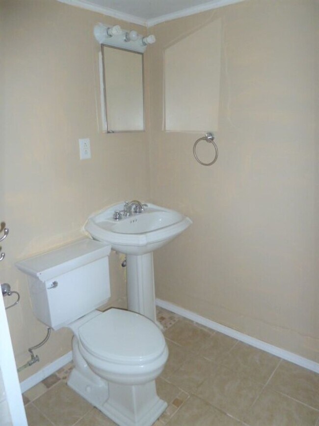 Building Photo - Large Duplex home with giant deck, parking, in quiet neighborhood, Available in June