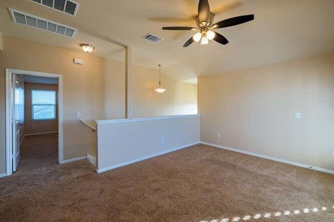 Building Photo - 402 Zenith Rd