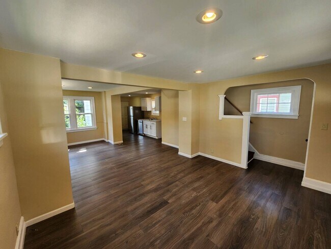 Building Photo - Charming 3-Bedroom Property In Prime location