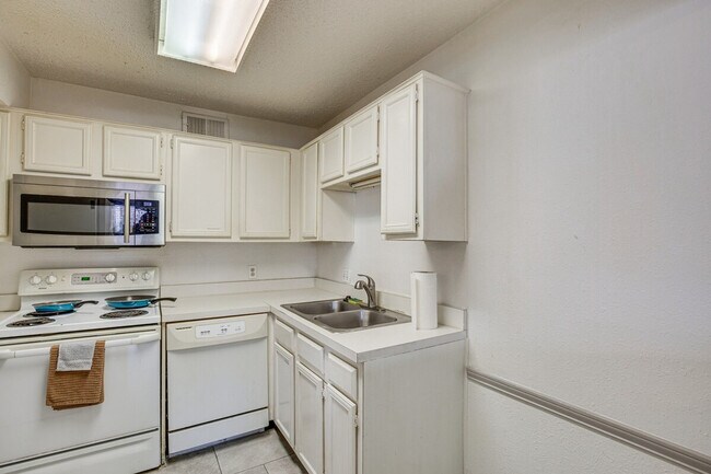 Building Photo - 8750 Park Ln